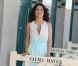 Salma Hayek pose devant la cabine de plage à son nom à Deauville, le 8 septembre 2012
