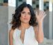 Salma Hayek pose devant la cabine de plage à son nom à Deauville, le 8 septembre 2012