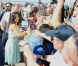 Salma Hayek signe des autographes à Deauville, le 8 septembre 2012