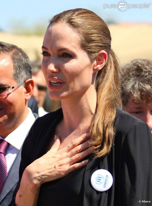 Angelina Jolie, envoyée spéciale de l'agence pour les réfugiés des Nations unies, et le chef du Haut Commissariat, Antonio Guterres, visitent un camp de réfugiés syriens en Turquie le 13 septembre 2013