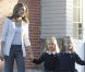 La princesse Letizia d'Espagne accompagne ses fillettes Leonor et Sofía pour leur premier jour d'école, à Madrid, le 14 septembre 2012.