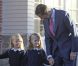 Felipe d'Espagne accompagne ses fillettes Leonor et Sofía pour leur premier jour d'école, à Madrid, le 14 septembre 2012.