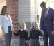 Letizia et Felipe d'Espagne accompagnent leurs fillettes Leonor et Sofía pour leur premier jour d'école, à Madrid, le 14 septembre 2012.