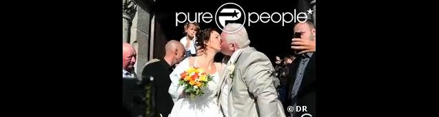 Baiser fougueux à la sortie de l'église pour Annie et Thierry ( L'amour est dans le pré 7 ).