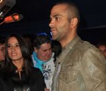 Tony Parker et sa compagne Axelle lors de la soirée anniversaire du restaurant Arrêts de Jeu à Aubervilliers le 15 septembre 2012