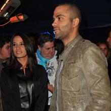 Tony Parker et sa compagne Axelle lors de la soirée anniversaire du restaurant Arrêts de Jeu à Aubervilliers le 15 septembre 2012