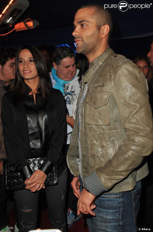 Tony Parker et sa compagne Axelle lors de la soirée anniversaire du restaurant Arrêts de Jeu à Aubervilliers le 15 septembre 2012