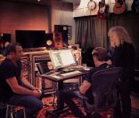 Johnny Hallyday découvre le mixage de  L'Attente  entouré d'Yvan Cassar et Daran, à Los Angeles, septembre 2012.