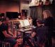 Johnny Hallyday découvre le mixage de  L'Attente  entouré d'Yvan Cassar et Daran, à Los Angeles, septembre 2012.