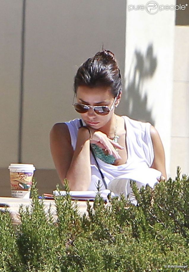 Eva Longoria en pleine lecture à l'université de Northridge. Le 17 septembre 2012.