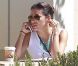  Eva Longoria en pleine conversation téléphonique à l'université de Northridge. Le 17 septembre 2012. 