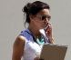  Eva Longoria, dossier et téléphone portable en mains, est surprise à l'université d'état de Californie. Northridge, le 17 septembre 2012. 