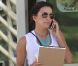  Eva Longoria, dossier et téléphone portable en mains, est surprise à l'université d'état de Californie. Northridge, le 17 septembre 2012. 