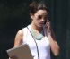 Eva Longoria, dossier et téléphone portable en mains, est surprise à l'université d'état de Californie. Northridge, le 17 septembre 2012. 