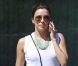  Eva Longoria, dossier et téléphone portable en mains, est surprise à l'université d'état de Californie. Northridge, le 17 septembre 2012. 