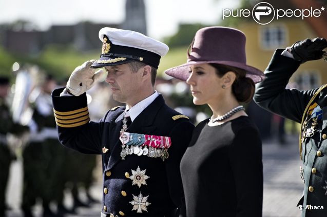 Le prince Frederik au garde à vous et la princesse Mary stoïque : le couple princier présidait le 5 septembre 2012 le Jour du drapeau danois, le Dannebrog, avec dépôt de gerbe, cérémonie commémorative et parade militaire.