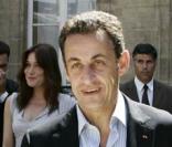 Nicolas Sarkozy fait un petit pas de danse à la fête de la Musique de l'Elysée le 21/06/08