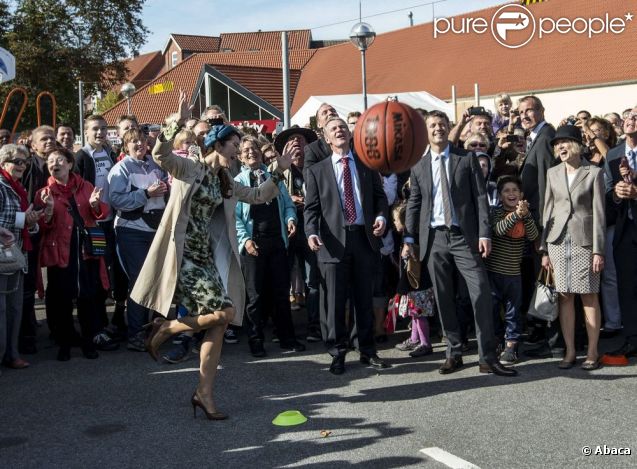 La princesse Mary, excellente nageuse mais basketteuse débutante, et le prince Frederik de Danemark étaient le 8 septembre 2012 en visite à Hinnerup et Hadsten pour les 150 ans de ces deux communes du centre du pays.