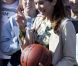 La princesse Mary, excellente nageuse mais basketteuse débutante, et le prince Frederik de Danemark étaient le 8 septembre 2012 en visite à Hinnerup et Hadsten pour les 150 ans de ces deux communes du centre du pays.