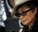 Yoko Ono remet la bourse LennonOno pour la paix aux Pussy Riot, à New York, le 21 septembre 2012.