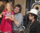  Pyotr Verzilov, époux de Nadejda Tolokonnikova, et sa fille Gera reçus par Yoko Ono à New York, le 21 septembre 2012. La veuve de Johnny Lennon vient d'attribuer aux Pussy Riot la bourse LennonOno pour la paix. 