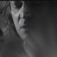 Cali, image de la session acoustique captée par Zack Spiger du morceau <em>Une femme se repose</em>, premier extrait de son cinquième album à paraître le 26 novembre 2012.