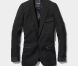 Rien de mieux qu'un blazer aux empiècements de cuir pour twister une tenue plus classique.