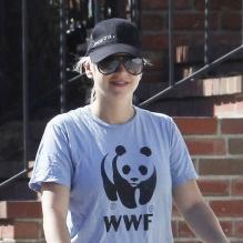 Anna Faris conserve le sourire et défend discrètement la cause des animaux, à Los Angeles, le 28 septembre 2012.