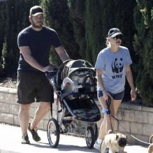 Anna Faris et son mari Chris Pratt se promènent avec leur fils Jack, né le 25 août. Los Angeles, le 28 septembre 2012.