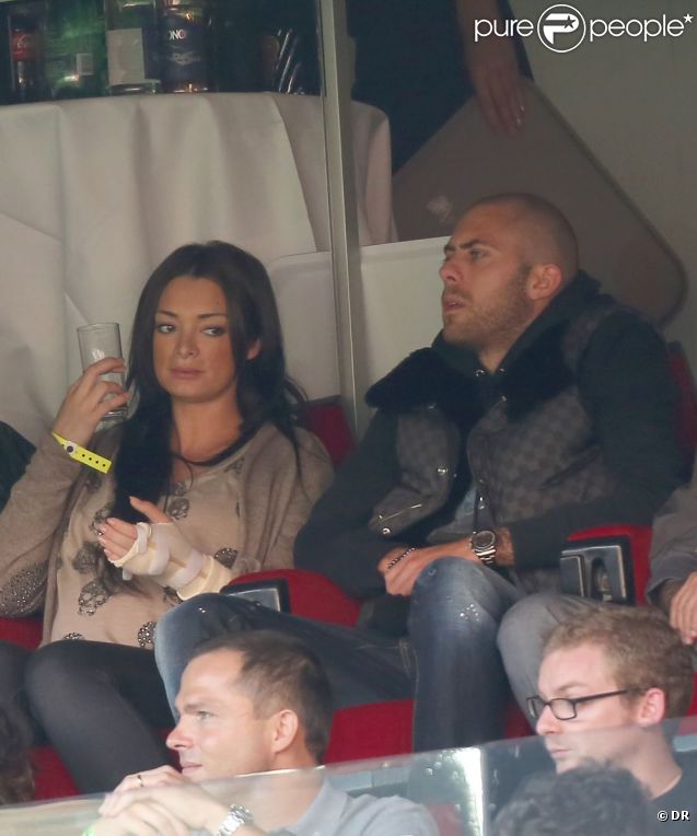 Émilie Nef Naf, sérieuse avec un verre d'eau au côté de son compagnon Jérémy Ménez lors du match du Paris Saint-Germain face à Sochaux (2-0) le 29 septembre 2012