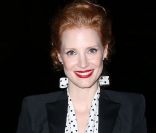 La ravissante Jessica Chastain, visage du parfum Manifesto d'Yves Saint Laurent, arrive au Grand Palais pour assister au défilé Saint Laurent printemps-été 2013. Paris, le 1er Octobre 2012.
