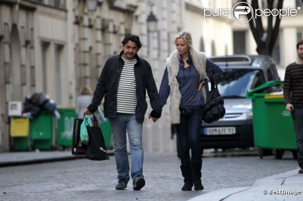 Adriana Karembeu avec son compagnon André Ohanian en amoureux dans les rues de Paris le 24 septembre 2012.