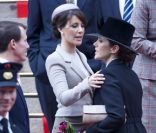  Les princesses Marie et Mary se retrouvent sur les marches du Parlement. 
 La famille royale de Danemark s'est rassemblée mardi 2 octobre 2012 à Christiansborg pour la réouverture officielle du Parlement, lancement de l'année politique. La reine Margrethe II était entourée du prince Henrik, du prince Frederik avec la princesse Mary, du prince Joachim avec la princesse Marie, et de la princesse Benedikte. 