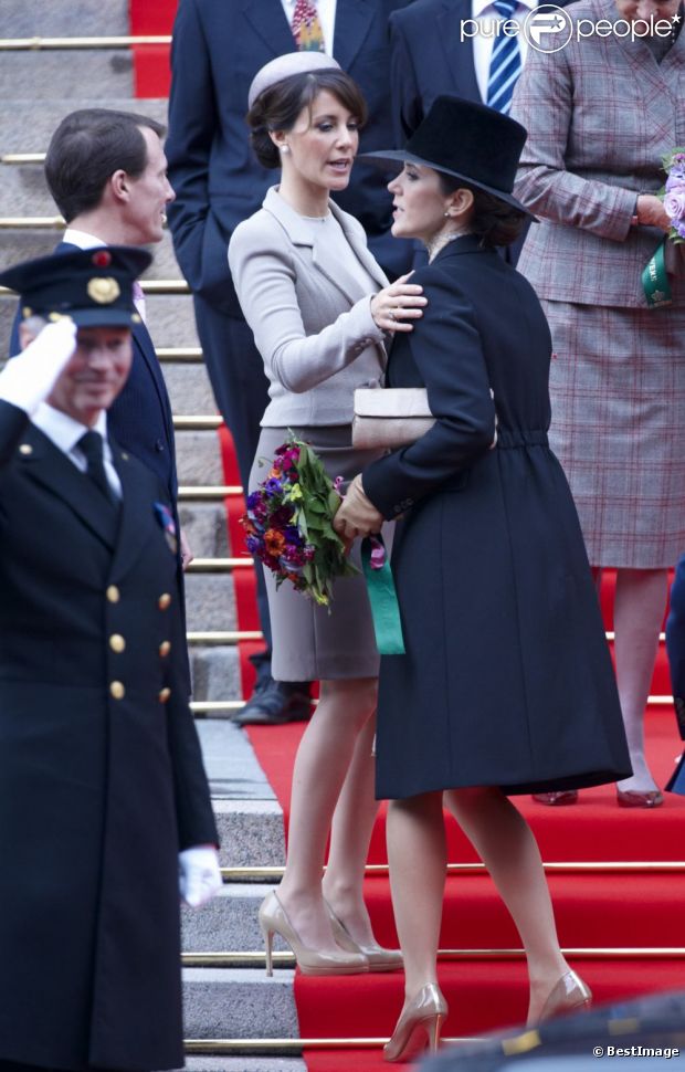 Les princesses Marie et Mary se retrouvent sur les marches du Parlement. 
 La famille royale de Danemark s'est rassemblée mardi 2 octobre 2012 à Christiansborg pour la réouverture officielle du Parlement, lancement de l'année politique. La reine Margrethe II était entourée du prince Henrik, du prince Frederik avec la princesse Mary, du prince Joachim avec la princesse Marie, et de la princesse Benedikte.