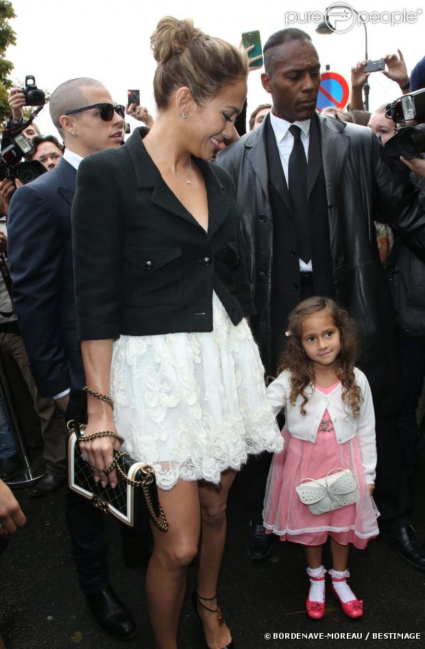 Emme Lopez arrive au défilé Chanel à Paris le 2 octobre 2012. La fillette porte une broche et un sac de la maison, d'une valeur de 1850 euros.