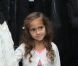 Emme Lopez arrive au défilé Chanel à Paris le 2 octobre 2012. La fillette porte une broche et un sac de la maison, d'une valeur de 1850 euros.