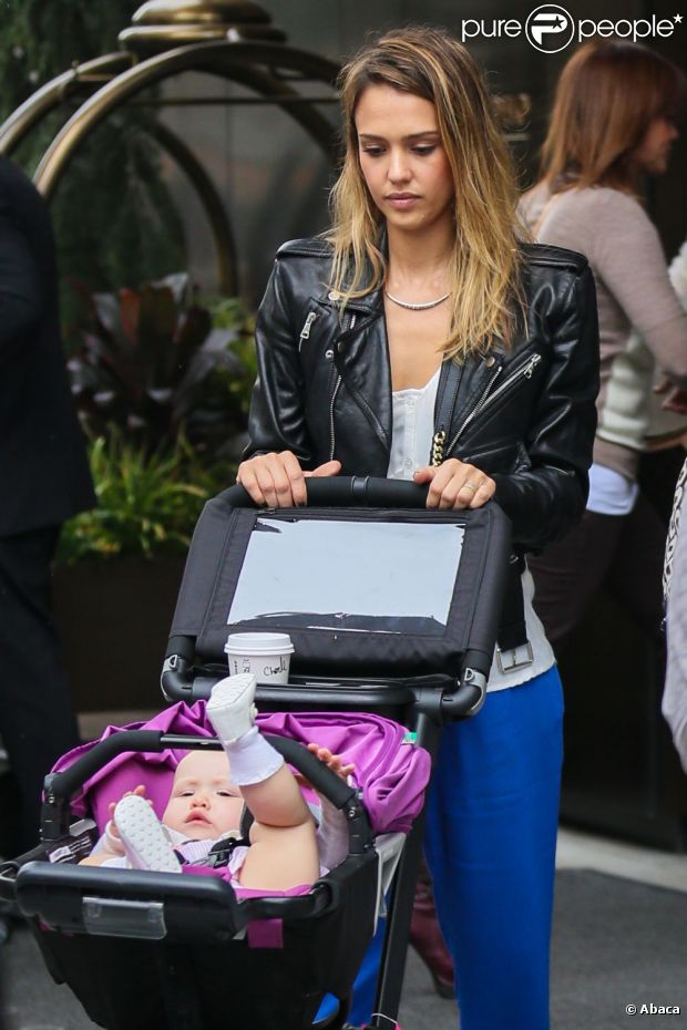 Jessica Alba à New York se balade avec sa fille Haven. Le 4 octobre 2012