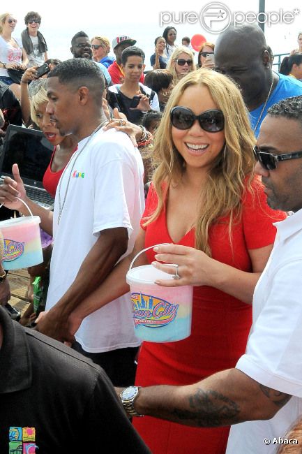 Mariah Carey, barbe à papa à la main, et Nick Cannon au parc Kuboo à Santa Monica, le samedi 6 octobre 2012.