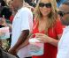 Mariah Carey, barbe à papa à la main, et Nick Cannon au parc Kuboo à Santa Monica, le samedi 6 octobre 2012.