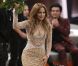 Jennifer Lopez, fleurs à la main, sur le plateau de l'émission  Wetten Dass , à Dusseldorf, en Allemagne, le samedi 6 octobre 2012.