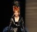 Mylène Farmer défile pour son ami Jean Paul Gaultier, à Paris, le 6 juillet 201.