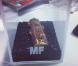 La clé USB en laiton, dans son coffret en plexiglas, qui contient le dossier presse annonçant le nouvel album et la tournée de Mylène Farmer.