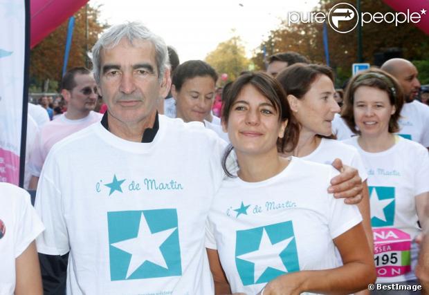 Raymond Domenech et Estelle Denis lors de la 10e édition de de la course Odyssea au profit de de la lutte contre le cancer du sein au château de Vincennes le 7 Octobre 2012