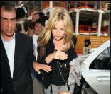Kate Moss quitte le prestigieux Dorchester Hotel après son RDV d'affaires