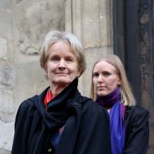 La femme de Claude Pinoteau, Birte et sa fille Karine lors des funérailles du réalisateur Claude Pinoteau à Paris le 11 octobre 2012