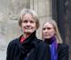 La femme de Claude Pinoteau, Birte et sa fille Karine lors des funérailles du réalisateur Claude Pinoteau à Paris le 11 octobre 2012