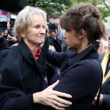 La femme de Claude Pinoteau, Birte et Sophie Marceau, Constantin Costa Gavras lors des funérailles du réalisateur Claude Pinoteau à Paris le 11 octobre 2012