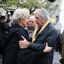 La femme de Claude Pinoteau, Birte et Constantin Costa Gavras lors des funérailles du réalisateur Claude Pinoteau à Paris le 11 octobre 2012