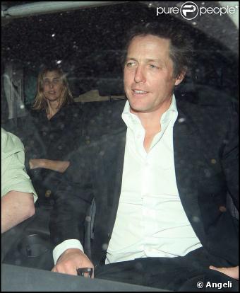 Hugh Grant à la sortie du Claridge, accompagné...