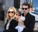 Sienna Miller, une jeune maman radieuse aux côté de son fiancé Tom Sturridge et de sa fille de trois mois Marlowe à New York. Le 13 octobre 2012.a